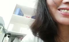 骚气熟/女前台上班中跳蛋自[zi]慰诱惑，撩起衣服露奶子开裆裤桌子下跳蛋塞入，快速扣弄非常刺激