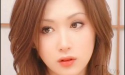 日本萝luo莉出场惊艳所有人的9分大美.女，被三个猥琐大叔前后夹击 应付不过来了，剪刀减掉内裤丝袜就干，三个轮流着干，把她内/射得疲惫不堪