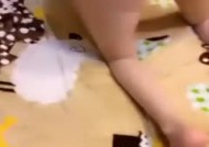 骚母狗晚上发骚喝圣水，全裸敲邻居的门咚咚响，还在人家门前呻吟放fang荡，真尼玛大胆。白天邻居见到了会怎么想呢