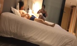 酒jiu店约🔞操cao电信公司上班的美.女营业员,下班后直接来酒jiu店啪pa啪,上班时一本正经床上淫ying荡不堪,肏的呻吟不断!