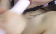 颜值不错甜美扎两个辫子妹mei子自[zi]慰秀，自摸道具假屌特写抽[chou]插高潮出水，呻吟娇喘非常诱人