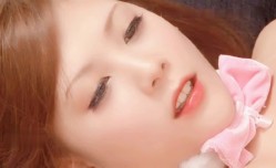 漂亮清纯可人儿的脸蛋 一群大叔肆意蹂躏内/射 反差及大，轮流内/射最终变成收汁皿