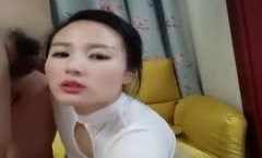 颜值不错大.奶少.妇开裆黑丝自[zi]慰啪pa啪，边插大黑牛边口口沙发上位骑乘，很是诱惑喜欢不要错过