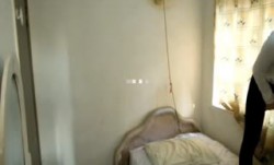 冬瓜哥城中村小旅馆嫖(piao)站街妹mei衣服还没脱就迫不及待把妹mei子扑到给妹mei子舔tian舔tian逼下面垫着枕头干