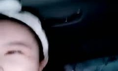 颜值还不错的清纯美.女和3网友相约群交啪pa啪,在车上嘴里被迫一直吃着鸡巴,到家后扒光衣服同时伺候3个插.逼,国语!