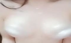 性.感红唇白皙大.奶萌妹mei全裸椅子道具自[zi]慰，振动棒插.逼吸奶震动翘屁股后入抽[chou]插非常诱人