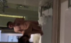 杭州艺术院校文静漂亮的小美.女每周都要在酒jiu店被包养她的中年男土豪狠狠干逼,真变态对着镜子边干边拍!
